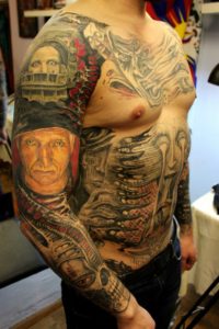  Татуировка на мужчине на теле 